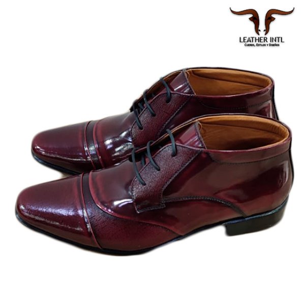 Bota elegante para caballero color vino tinto, cuero rivera y suela grupón